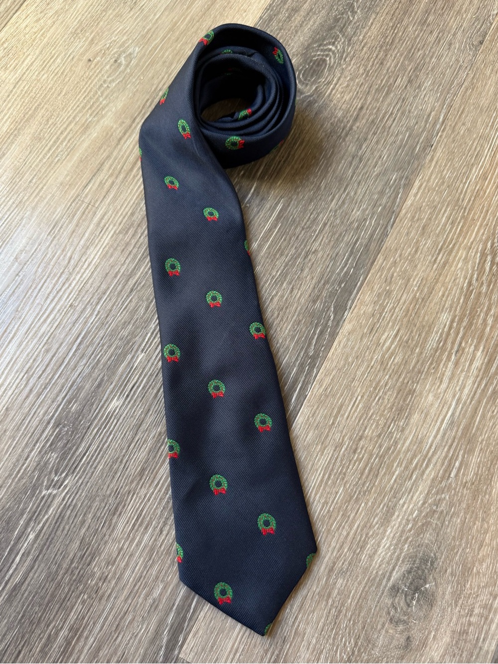 Vintage Christmas Navy Men’s Tie with Green & Red Wreath Motif